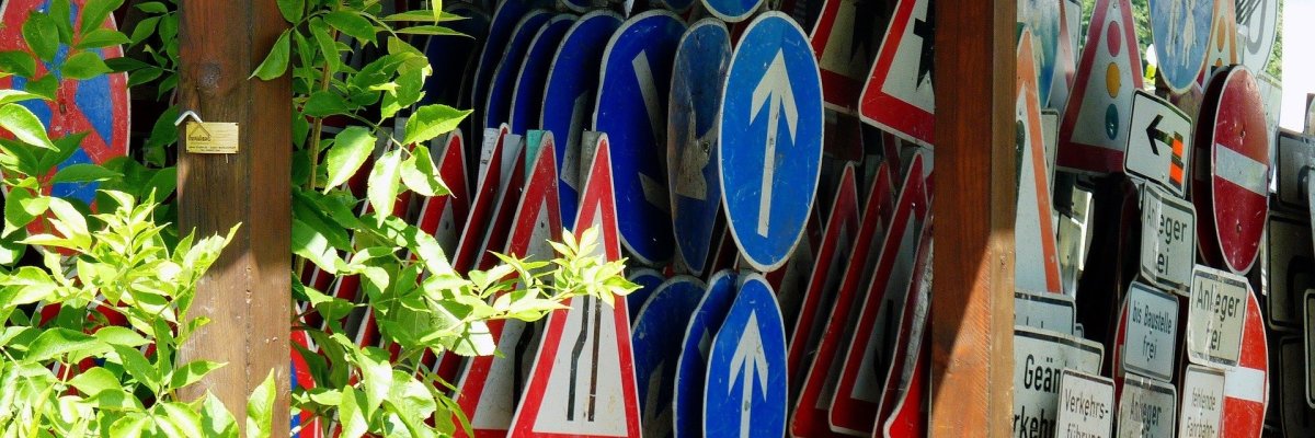 viele verschiedene abgestellte Straßenschilder
