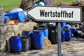 Wiederverwertbarer Müll gehört auf den Wertstoffhoff Schild, was den Weg zum Werkstoffhof zeigt