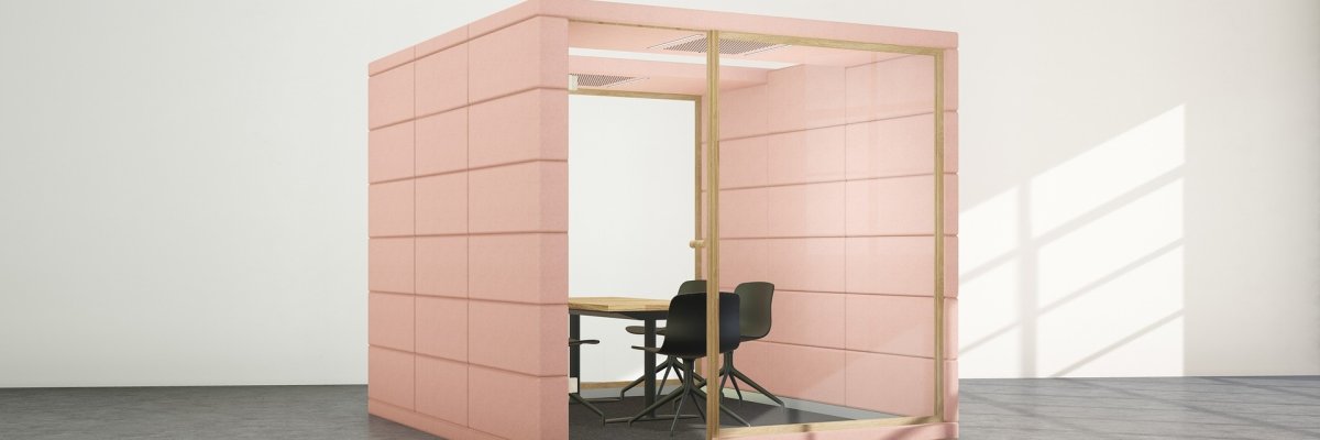 Tisch mit Stühlen in einem Kasten