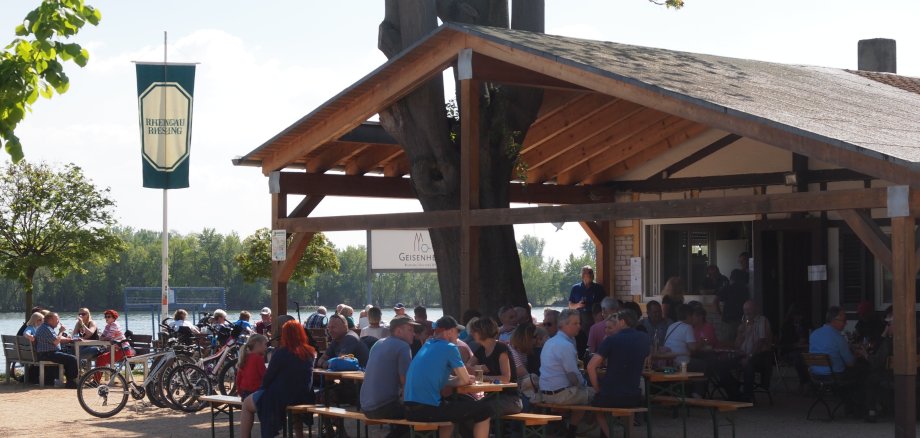 Gefüllter Wein Probier stand am Rhein