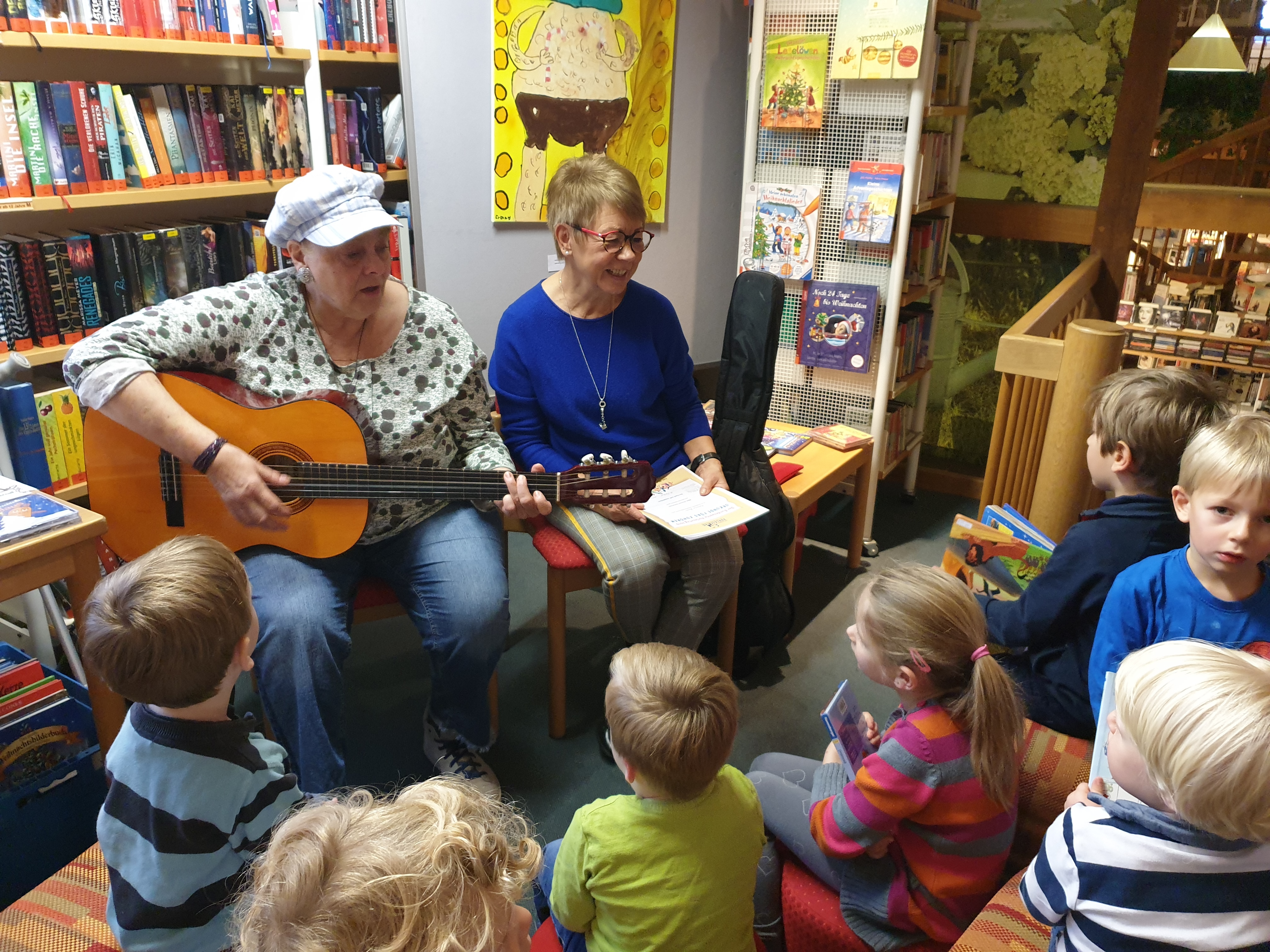 Gitarrenvorführung für Kinder in der Stadtbücherei