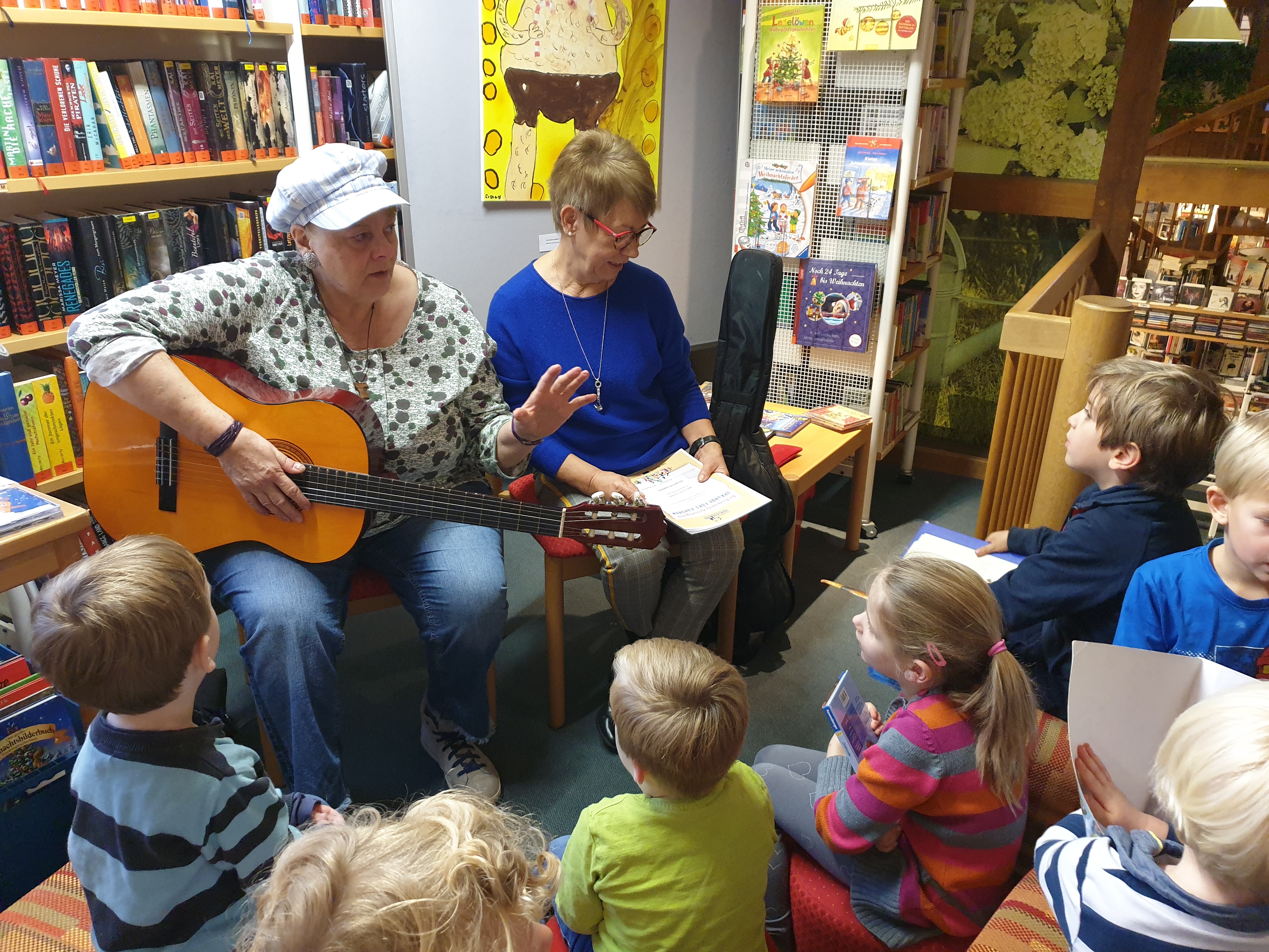 Gitarrenvorführung für Kinder in der Stadtbücherei