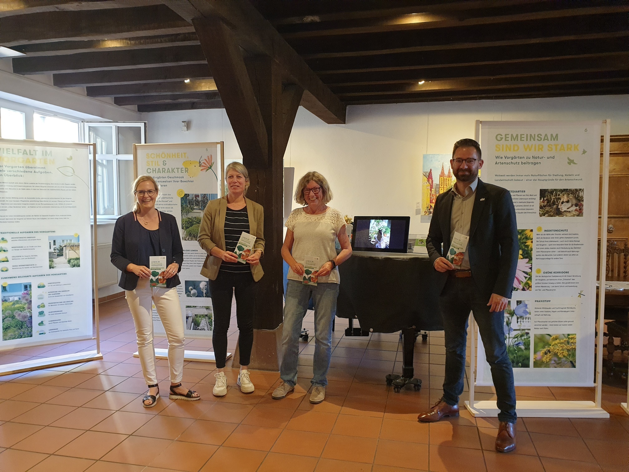 Bild v. l. n. r.: Die Organisatorinnen Nicola Fischer-Quasten (Bauamt), Stephanie Braun-Fischer (Hochschule) und Martina Erbs (Bauamt) mit Bürgermeister Christian Aßmann