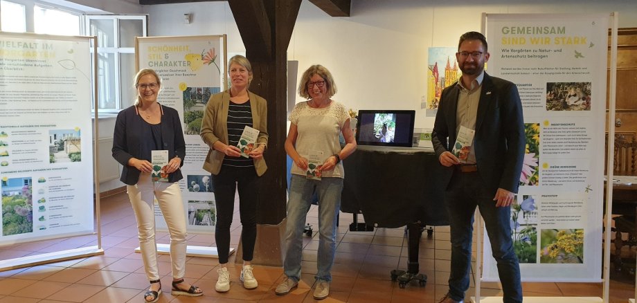 Bild v. l. n. r.: Die Organisatorinnen Nicola Fischer-Quasten (Bauamt), Stephanie Braun-Fischer (Hochschule) und Martina Erbs (Bauamt) mit Bürgermeister Christian Aßmann
