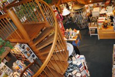 Innenansicht der Bücherei mit der Treppenführung zur obersten Etage