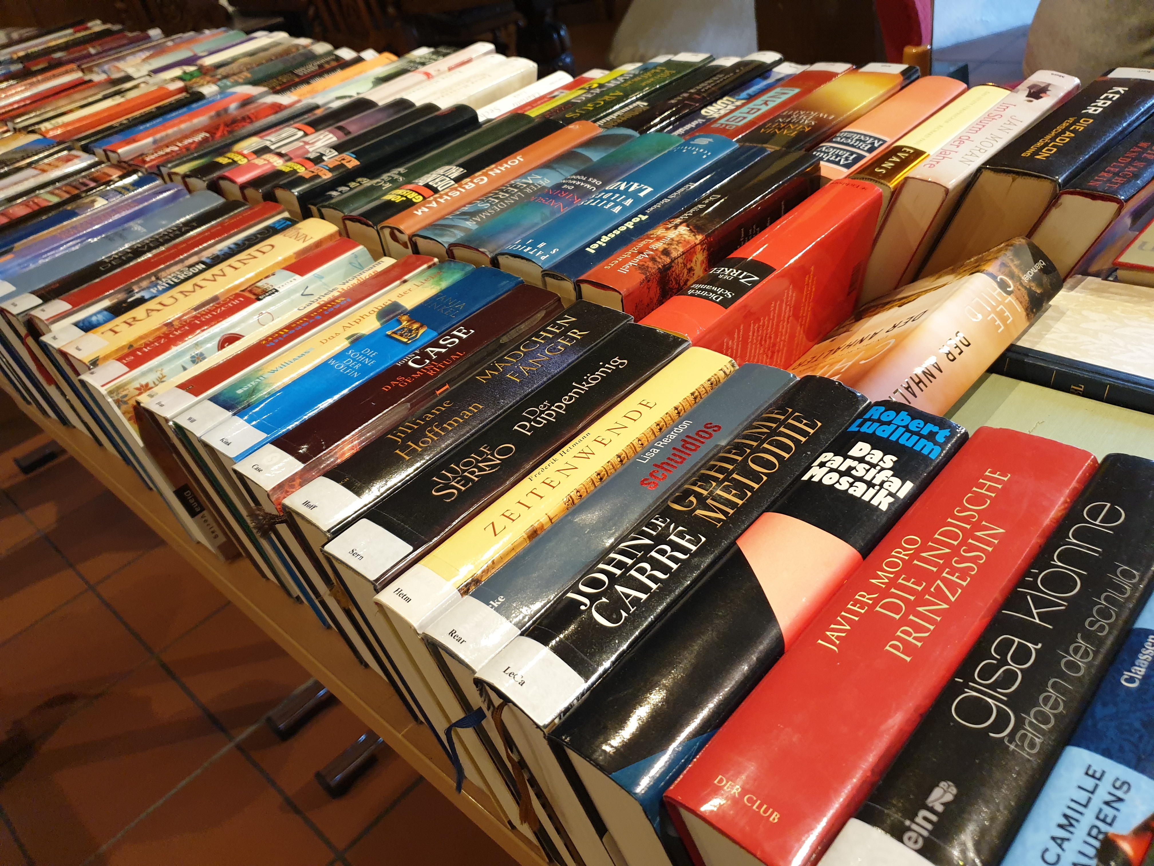 Viele Bücher auf einen Tisch nebeneinander gestellt