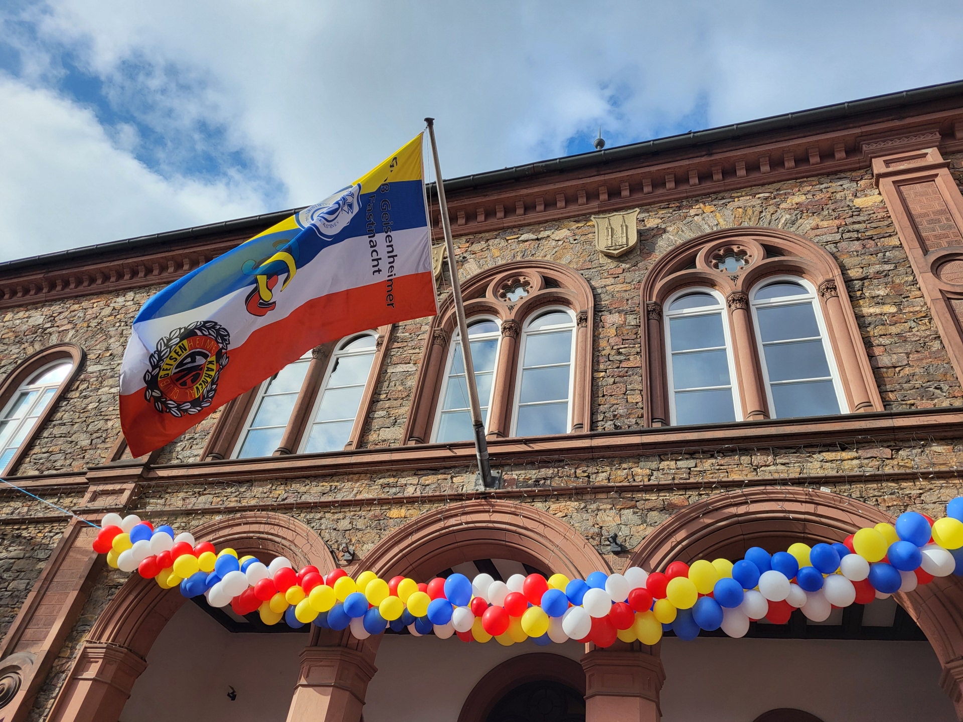 Ballonkette und Fassenachtsfahne am Geisenheimer Rathaus