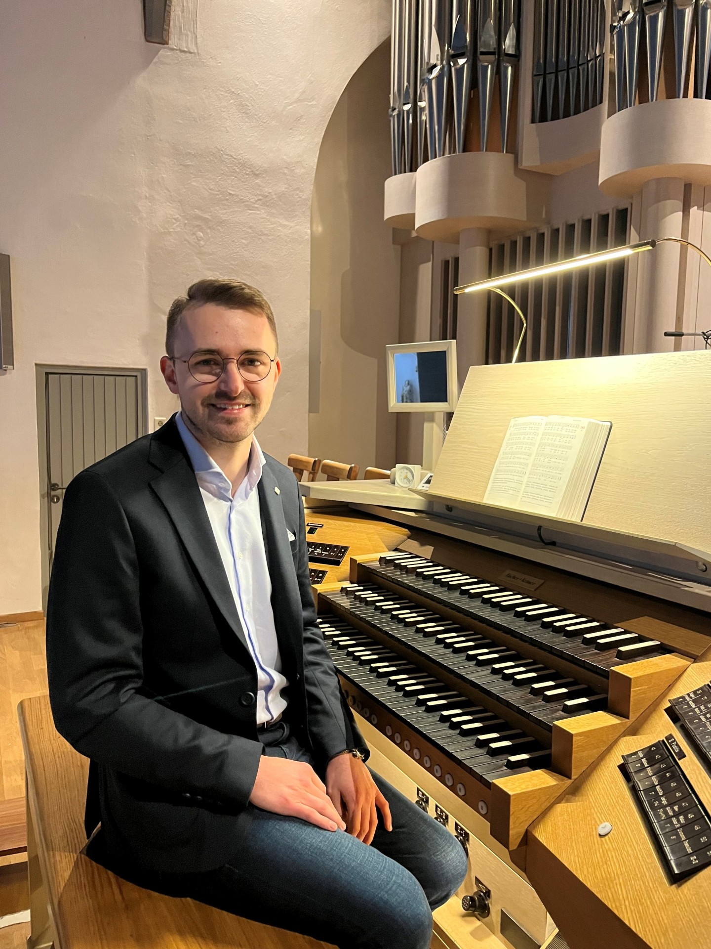 Organist Markus Busch an der Orgel