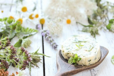 Kräuterbutter Butter Kräuter essbare Blüten Wildkräuter frisch selbstgemacht  Kräuterbutter Butter Kräuter essbare Blüten Wildkräuter frisch selbstgemacht