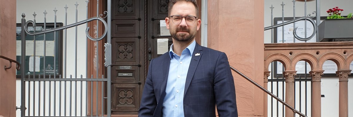 Bürgermeister Christian Aßmann vor dem Geisenheimer Rathaus