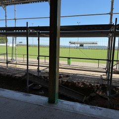 Vereinsgebäude innen Blick nach draußen Juli 2026