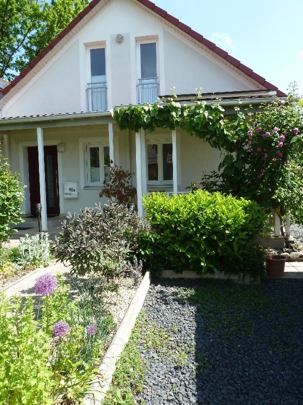 Haus Westseite mit Eingang und Veranda