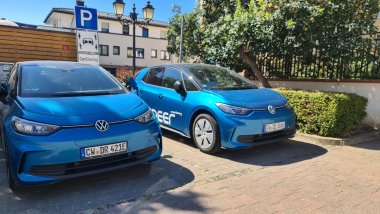 Zwei Fahrzeuge in blau vom E-Carsharing